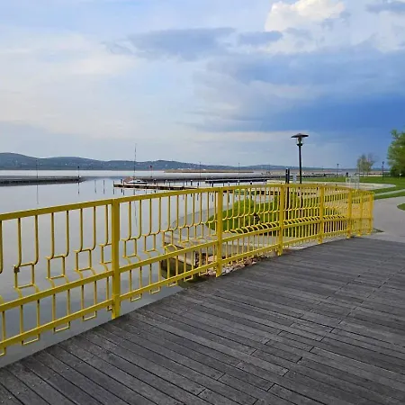 Yellow Bridge Vendeghaz Hostel Gardony