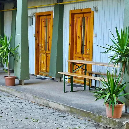 Yellow Bridge Hostel Gárdony