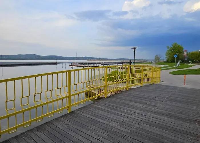 Yellow Bridge Hostel Gárdony