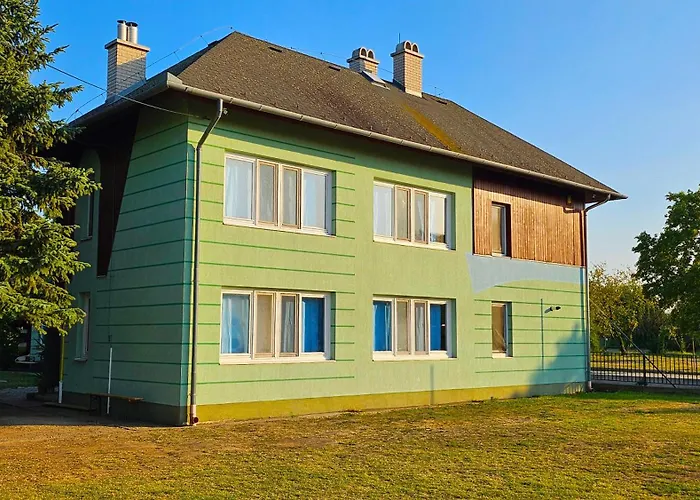 Yellow Bridge Hostel Gárdony