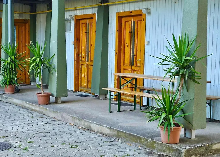 Yellow Bridge Hostel Gárdony